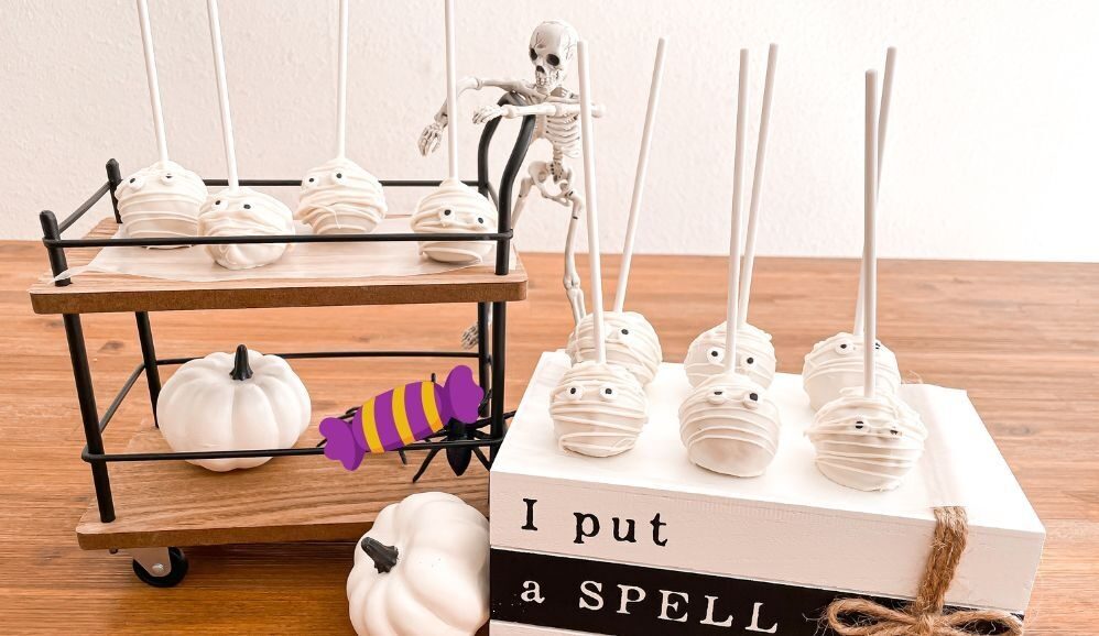 Photo of Mummy Cake Pops